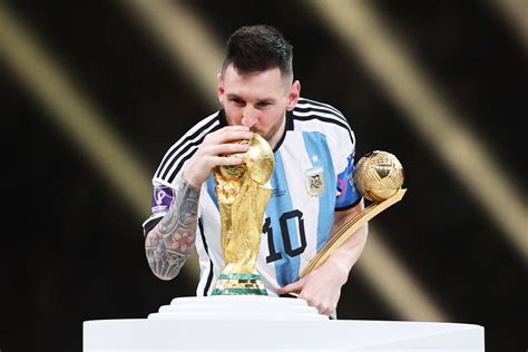 leo messi with world cup trophy